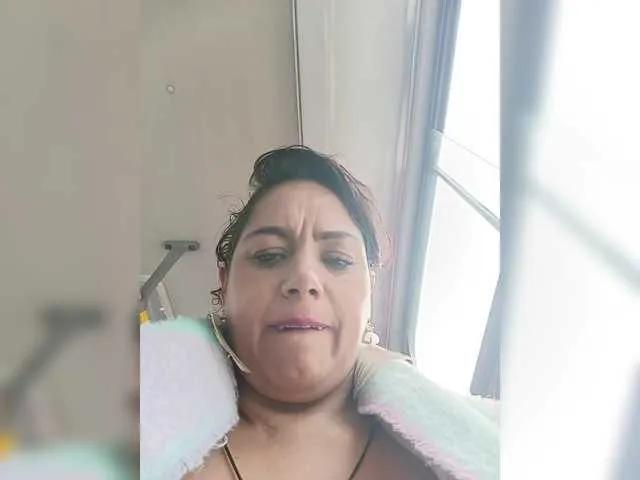 AlexaBrown12 — Las vibraciones del juguete en mi cltoris