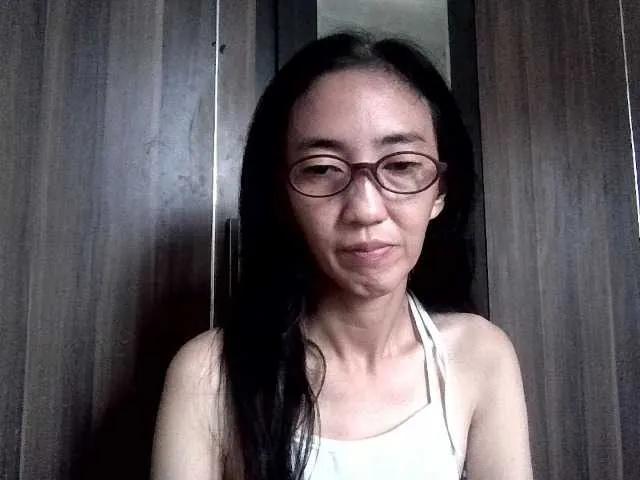 BongaCams bee077 is Freechat bee077 — Hairy body and muscle ;)