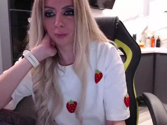 Freechat blondalina on BongaCams