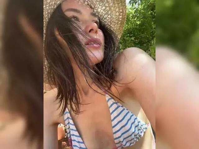 Love69me on BongaCams