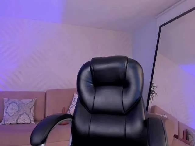 RoxanneHill — I get horny with educated, kinky people who want to be naughty... I love that they treat me with love, but I love being your bad girl and awakening your darkest desires.