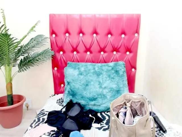 strawberrylips on BongaCams