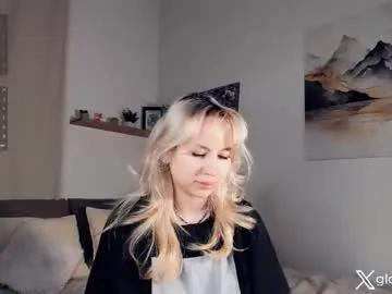 Chaturbate _golden_moon_ is Freechat _golden_moon_ — Tip 60 tokens to roll the dice and win a prize!