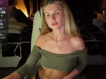 Freechat mia_mils on Chaturbate