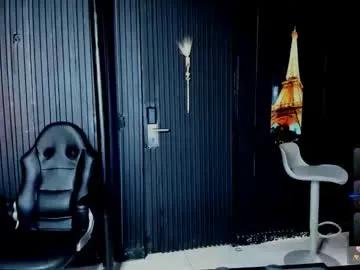 zhoestrong on Chaturbate