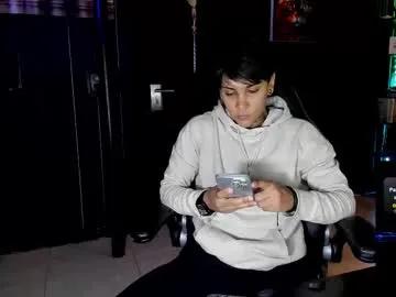 zhoestrong on Chaturbate