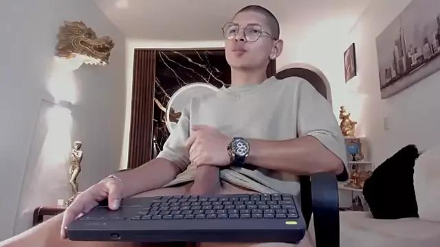 Private a_lejandro_0_8 on StripChat