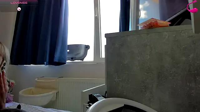 Almatoys on StripChat