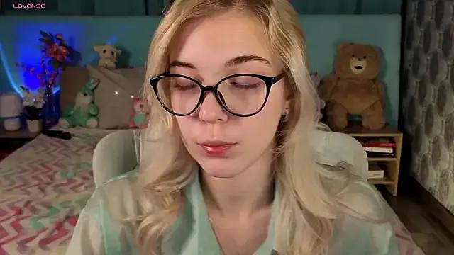 Aurora_Bennet — take off top