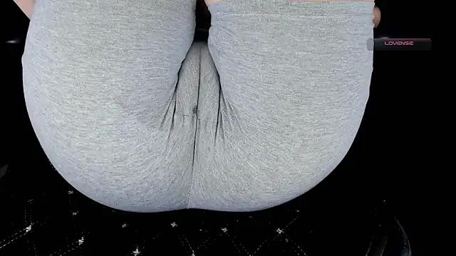 Cameltoe_squirt_inPants on StripChat