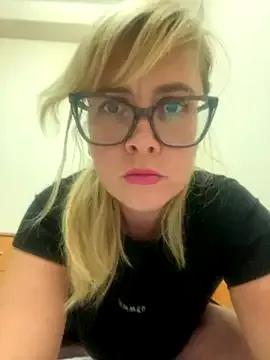 Freechat Crystal00Girl on StripChat