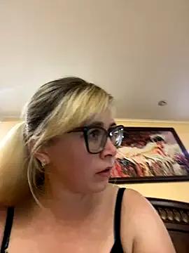 Freechat Crystal00Girl on StripChat