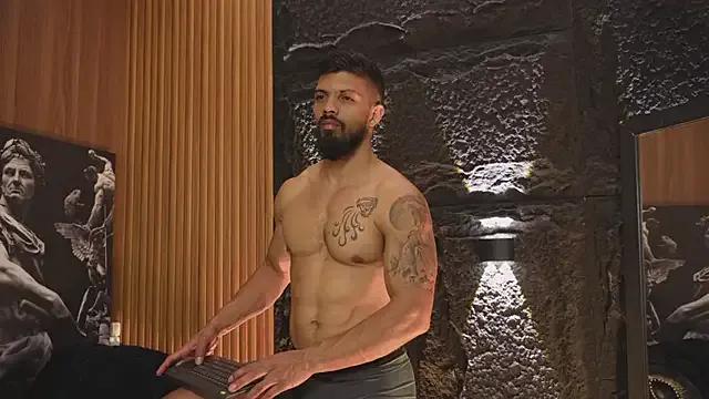 Freechat DannSaenz on StripChat