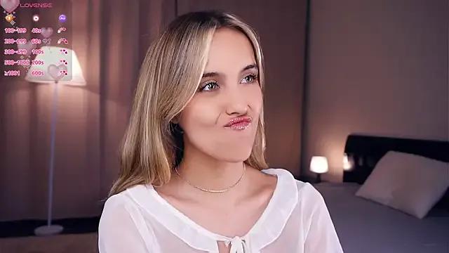 Freechat FannyHewson on StripChat