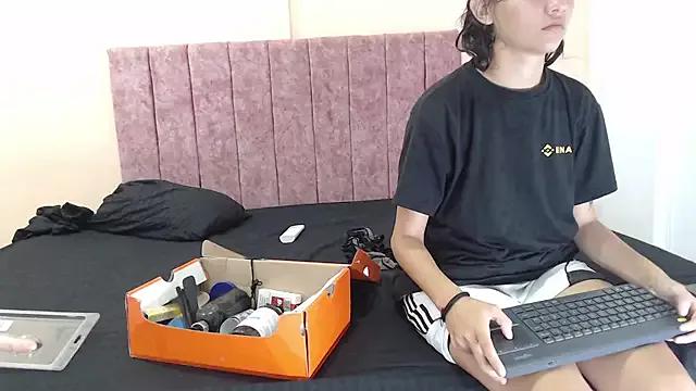 Freechat FerneyManti on StripChat