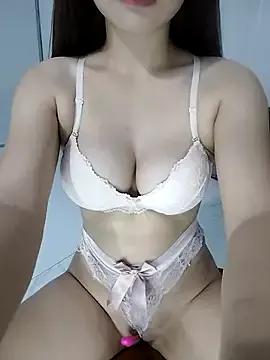 Henie_x on StripChat