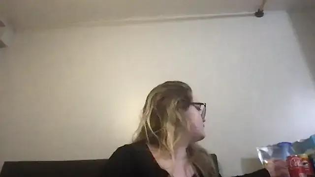 Freechat honeyyy24 on StripChat