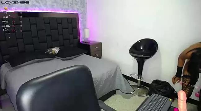 Freechat louise_nails on StripChat