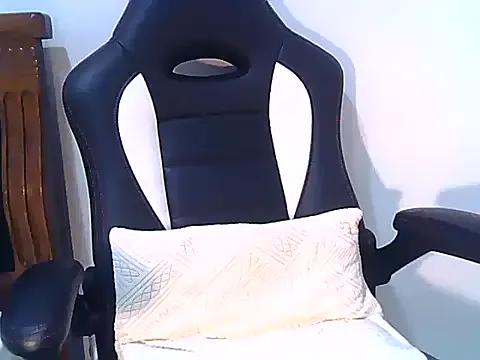 Freechat lovelynie123 on StripChat