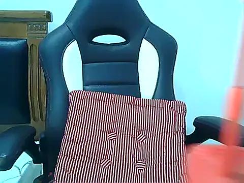 Freechat lovelynie123 on StripChat