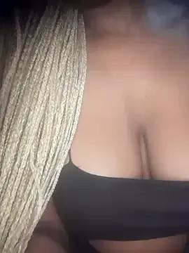 Luciouslips00 on StripChat