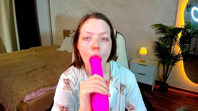 Lunar_Lily on StripChat