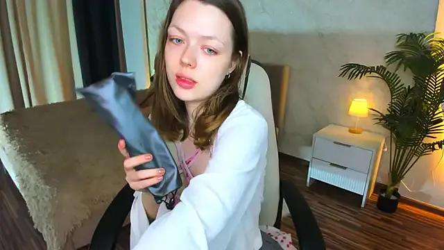 Lunar_Lily on StripChat