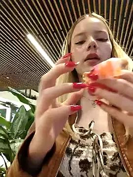 NicoleCut on StripChat