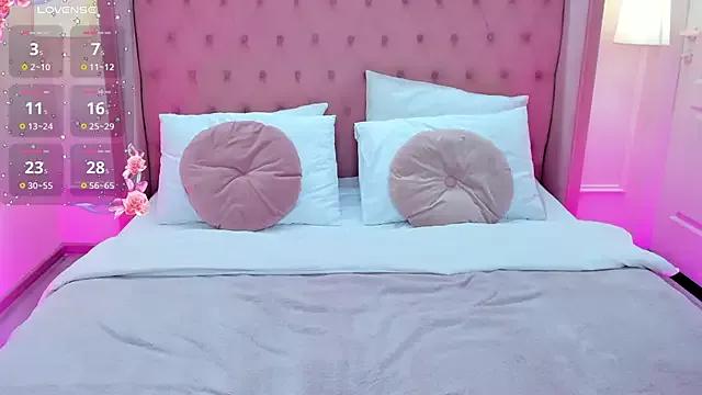 SaintLora on StripChat