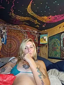 SheIsSomething on StripChat