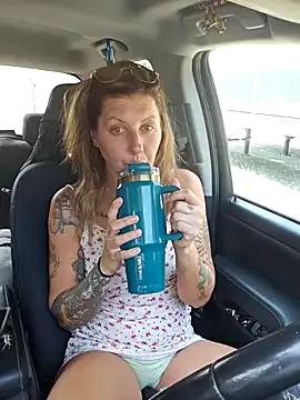 SheIsSomething on StripChat